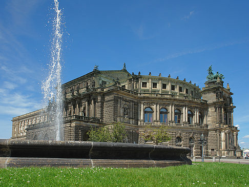 Fotos Semperoper mit Springbrunnen | Dresden