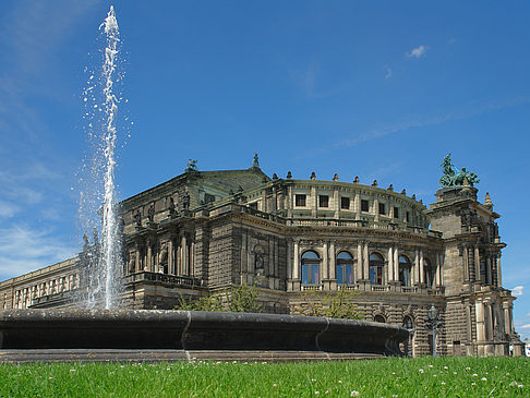 Foto Semperoper mit Springbrunnen - Dresden