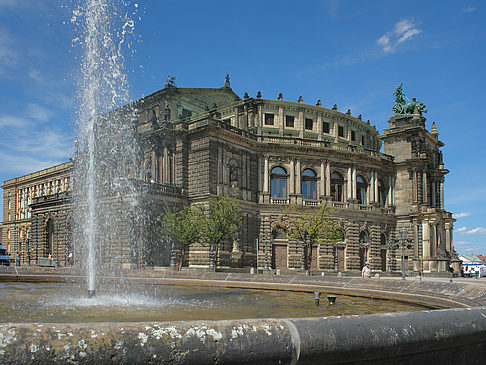 Foto Semperoper mit Springbrunnen