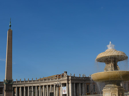 Brunnen mit Obelisk