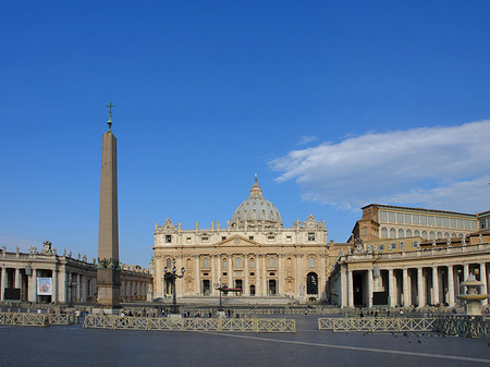 Fotos Obelisk mit dem Petersdom